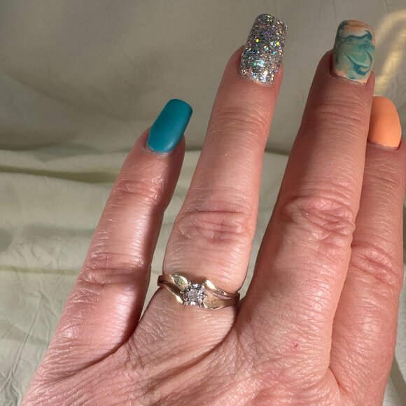 Vintage Gold-Toned Solitaire Diamond Ring W/ Elegant Band 10KT 1.64 GR SZ 7 3/4 - Picture 4 of 10